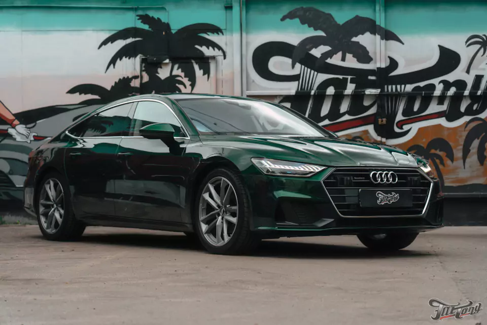 Оклеили Audi A7 изумрудным винилом и защитили полиуретаном, окрасили суппорта с логотипами, провели химчистку и обработали кожу керамикой